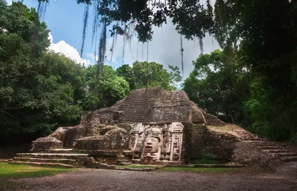 Erkunde die Lamanai Maya Ruinen